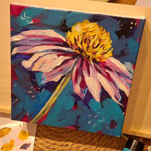 Flowers in Acrylics Volume 2 is coming!!! It's going to be very special and original, as we designing the course with Ruth @colourcreations1 😍
Ruth paints wonderful pieces on glass...Sorry for the spoiler, Ruth, couldnt resist! 😬 so so excitedPainted the daisy (type) bloom just now, can't decide either i like it or now, will see on a daylight tmrw)Leave a like if you think it looks good...?#artoclock #artcoursesdublin #flowersinacrylics #learnpainting #artclassesdublin