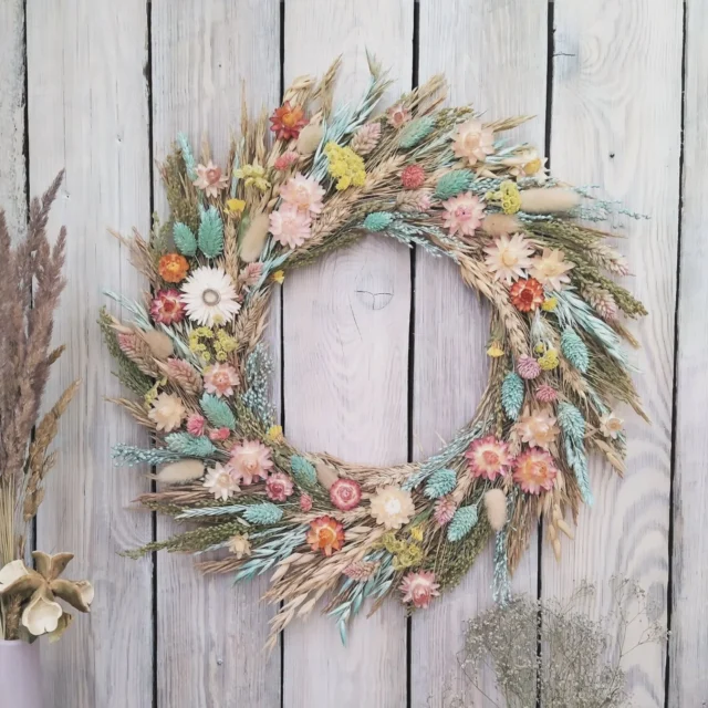 Creating dry flowers wreathes this Saturday at 1 pm with flowers from @harvestbloomsbyaoife
Aoife sent us a really beauriful selection from her collectionWe will have a bit of a buzz and prosecco to selebrate Mother's Day, well deserved alright, the hardest job on Earth! 😄🥂
Cost €55 (€50 for our students)#mothersdaygifts❤️ #springwreathes #dryflowerswreath #artworkshopsdublin #wreathworkshopdublin