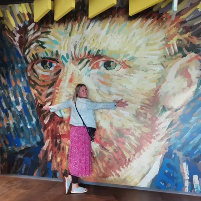 Hello, Amsterdam! 💜#arttravels #arttherapy #artdates #vangoghinspired #artistic